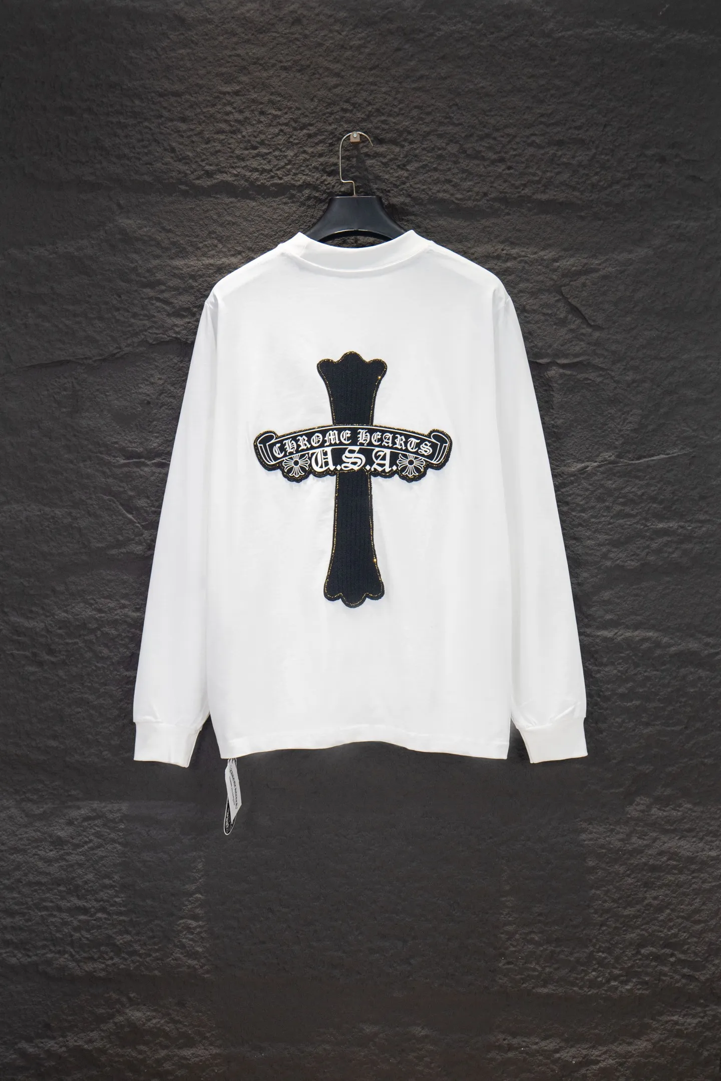 P230 🆕Chrome Hearts os version is really charming and Chrome Hearts is really a must-have. Each season's new version is made to the extreme. It is very practical and can be worn casually. Nice✔️ - ⚠️100% cotton. It is made of 21 double yarns, 300g weight fabric and imported knitted carded cotton. It has moderate thickness, drape and contour, and the upper body is comfortable! ! It is very tolerant to fat body types and can instantly lose five pounds after wearing it!  Specially ordered many Austrian hot diamonds, which have the bling bling effect of natural crystals under the light, with multi-faceted reflective points, and the production cost is extremely high. The laser molding includes a computer engraving machine and a laser machine, which are accurate in units of particles. Finally, it is hot and set at high temperature. After the hot ironing, the firmness needs to be tested repeatedly on the hot stamping. It can show colorful reflections under the light. The collar webbing extends to the shoulders for reinforcement, and the stitching at the joints. The hem and cuffs are all made with 0.2mm gauge double-thread turning. They are carefully produced at a high cost. The attitude of making goods with a magnifying glass restores the quality and effect of the product. The full set of customized accessories is only used to present every detail to customers. Film printing, 50,000 positioning, is very time-consuming. The body is treated with hot diamond elements, which greatly increases the interest of the clothing; unique visual effects. After special treatment, a unique effect is formed. An irregular hem is added to the version. This year's Kroxin is the main version. In the past two years, the oversize version has become the focus of the trend and has been a popular staple in the past two years. The change of designers has made this brand an instant hit. The progressive fashion of the times also needs the blood impact of fresh elements and trendy designs in order to continue its glory! It’s stylish both inside and outside, a must-have for high street travel! An absolute "eye-catching style" that can match couples 💏 Color: Black White Size: S M L XL
